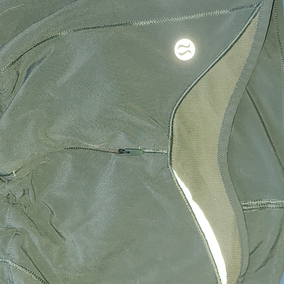 Lululemon Women's Runn8ng Shorts Army Green - Picture 2 of 4